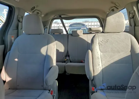 2015 Toyota Sienna z USA, uszkodzony, nr VIN 5TDZK3DC0FS668782